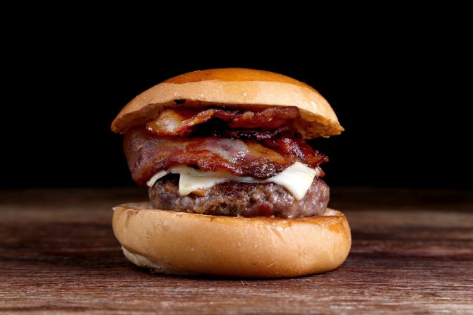 Hambúrguer d'A Casa do Ferreiro: pão de hambúrguer com pedaços de bacon, hambúrguer de fraldinha com quadradinhos de queijo minas e bacon, queijo mussarela e molho do ferreiro. Foto: Guilherme Alves/Divulgação Hambúrguer d'A Casa do Ferreiro: pão de hambúrguer com pedaços de bacon, hambúrguer de fraldinha com quadradinhos de queijo minas e bacon, queijo mussarela e molho do ferreiro. Foto: Guilherme Alves/Divulgação