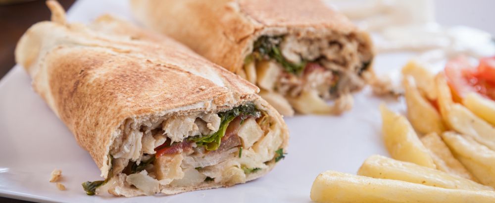 O cliente monta seu sanduíche escolhendo o recheio e os acompanhamentos (a partir de R$ 10). Foto: Fernando Zequinão / Gazeta do Povo.