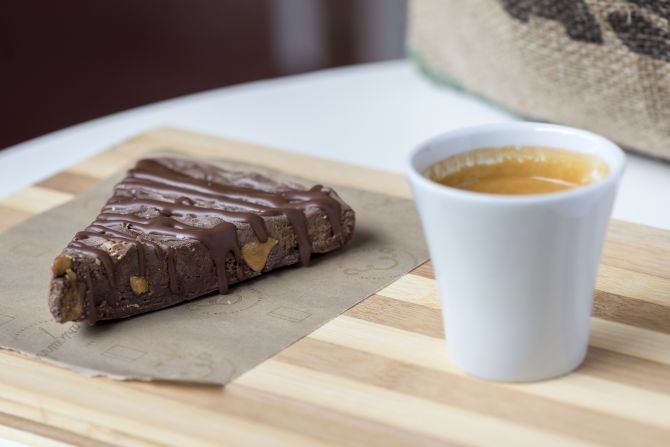 Para acompanhar os cafés e as bebidas tem várias sobremesas como o fudge de chocolate meio amargo (R$ 10). Foto: Fernando Zequinão/Gazeta do Povo. Para acompanhar os cafés e as bebidas tem várias sobremesas como o fudge de chocolate meio amargo (R$ 10). Foto: Fernando Zequinão/Gazeta do Povo.