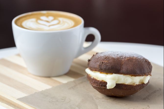 Sonhos (R$ 6) e donuts (R$ 7) saem quentinhos do forno todo dia por volta das 15 horas. Foto: Fernando Zequinão/Gazeta do Povo. Sonhos (R$ 6) e donuts (R$ 7) saem quentinhos do forno todo dia por volta das 15 horas. Foto: Fernando Zequinão/Gazeta do Povo.