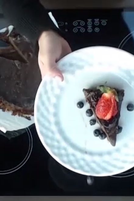 brownie de chocolate saudável em aula no estúdio bom gourmet