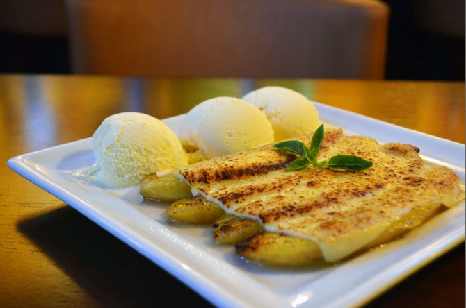 Cartola (R$ 19), sobremesa de origem nordestina à base de banana flambada cobertas com queijo gratinado e acompanhada de sorvete de creme. Foto: Divulgação. Cartola (R$ 19), sobremesa de origem nordestina à base de banana flambada cobertas com queijo gratinado e acompanhada de sorvete de creme. Foto: Divulgação.