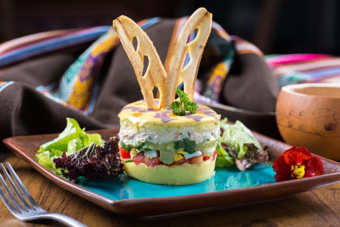 Causa limenha é servida em duas versões: com recheio de atum ou frango. Foto: Fernando Zequinão/Gazeta do Povo. Causa limenha é servida em duas versões: com recheio de atum ou frango. Foto: Fernando Zequinão/Gazeta do Povo.