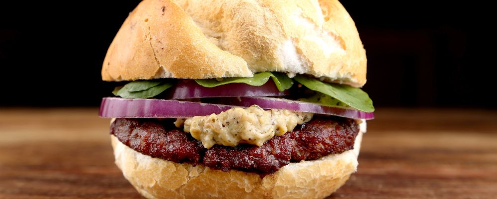 Sanduíche do Celeiro Hamburgueria: pão francês, hambúrguer de picanha, molho gorgonzola, cebola roxa e rúcula. Foto: Guilherme Alves/Divulgação Sanduíche do Celeiro Hamburgueria: pão francês, hambúrguer de picanha, molho gorgonzola, cebola roxa e rúcula. Foto: Guilherme Alves/Divulgação