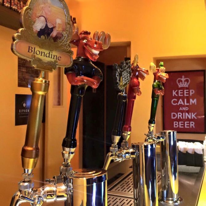 O pub serve diariamente seis chopes da paulista Blondine e tem também cervejas de garrafa. Foto: Divulgação. O pub serve diariamente seis chopes da paulista Blondine e tem também cervejas de garrafa. Foto: Divulgação.