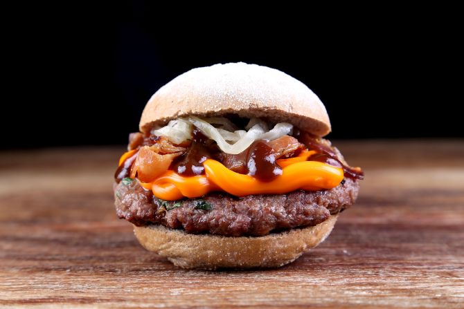 Na criação do Cidadão do Mundo Hamburgueria tem pão australiano, hambúrguer de hostela, cheddar, cebola grelhada, bacon e molho barbecue. Foto: Guilherme Alves/Divulgação Na criação do Cidadão do Mundo Hamburgueria tem pão australiano, hambúrguer de hostela, cheddar, cebola grelhada, bacon e molho barbecue. Foto: Guilherme Alves/Divulgação