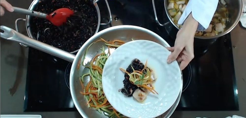 Kika Marder ensina a preparar tilápia com arroz negro Kika Marder ensina a preparar tilápia com arroz negro
