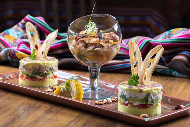 Menu degustação com duas causas limenhas (atum e frango) e ceviche de tilápia (R$ 73 para duas pessoas). Foto: Fernando Zequinão/Gazeta do Povo. Menu degustação com duas causas limenhas (atum e frango) e ceviche de tilápia (R$ 73 para duas pessoas). Foto: Fernando Zequinão/Gazeta do Povo.