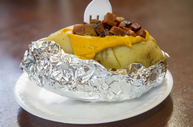 Batata recheada com creme de castanhas e cenoura e "bacon" de glúten. Foto: Hugo Harada/Gazeta do Povo Batata recheada com creme de castanhas e cenoura e "bacon" de glúten. Foto: Hugo Harada/Gazeta do Povo