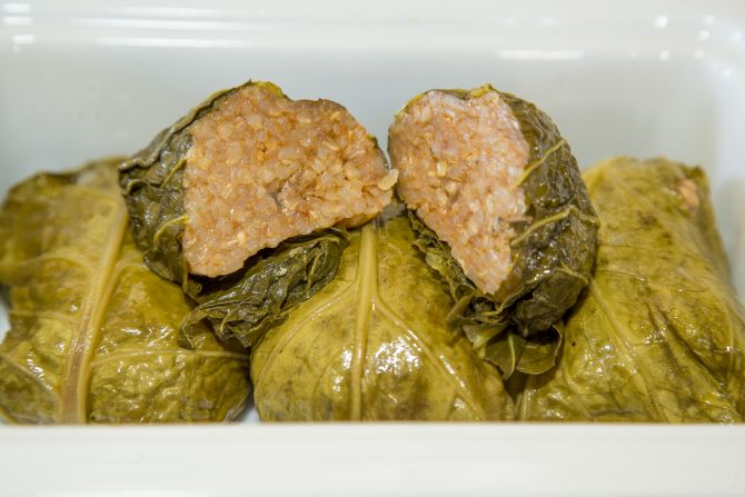 Hulopti, receita de família de Ederson Maksemiv: trigo mourisco, arroz quebrado e molho à base de tomate enrolados em couve-manteiga. Foto: Hugo Harada/Gazeta do Povo Hulopti, receita de família de Ederson Maksemiv: trigo mourisco, arroz quebrado e molho à base de tomate enrolados em couve-manteiga. Foto: Hugo Harada/Gazeta do Povo