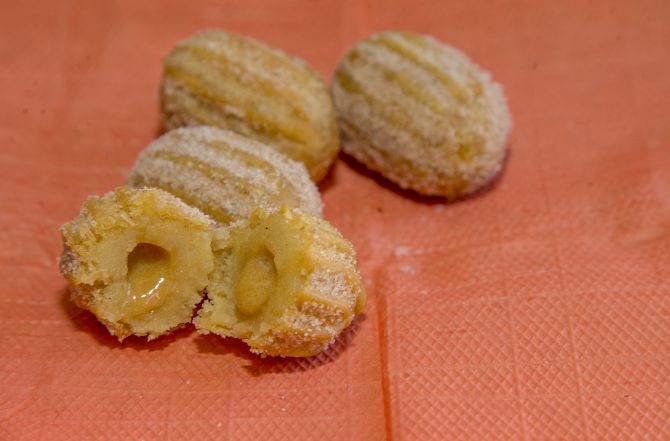 Churro recheado com doce de leite feito de leite de coco do Zanquetta Alimentos Congelados. Foto: Hugo Harada/Gazeta do Povo Churro recheado com doce de leite feito de leite de coco do Zanquetta Alimentos Congelados. Foto: Hugo Harada/Gazeta do Povo