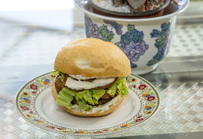 X-Egg Veg Bacon do Armazém VegAninha, que tempera o tofu defumado com sal negro do Himalaia para lembrar ovo. Foto: Hugo Harada/Gazeta do Povo X-Egg Veg Bacon do Armazém VegAninha, que tempera o tofu defumado com sal negro do Himalaia para lembrar ovo. Foto: Hugo Harada/Gazeta do Povo