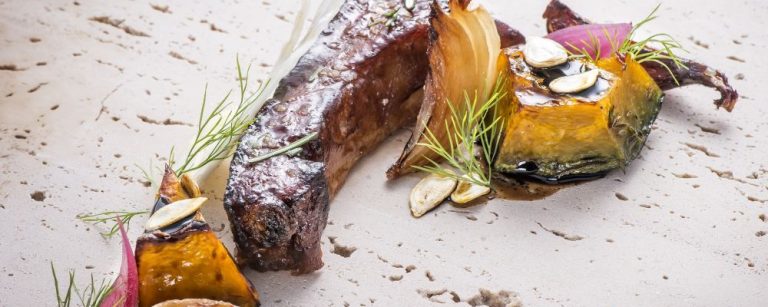 Costelinha suína na cachaça e mel com cabotiá grelhada e redução de melado e cerveja Petroleum. Prato elaborado por Lênin para a última capa da revista Bom Gourmet. Foto: Letícia Akemi/ Gazeta do Povo