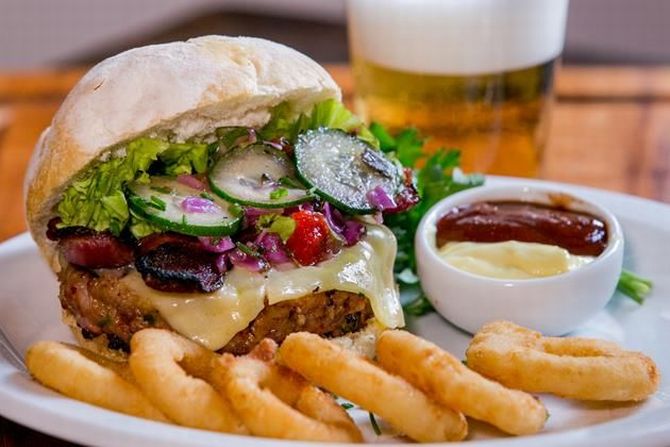 Pão com bolinho do Cartolas Sport Bar. Foto: Divulgação Pão com bolinho do Cartolas Sport Bar. Foto: Divulgação