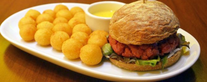 Tartar Burger, com carne crua no pão australiano, acompanha molho cheddar e batata noisette (R$ 28). Foto: Divulgação. Tartar Burger, com carne crua no pão australiano, acompanha molho cheddar e batata noisette (R$ 28). Foto: Divulgação.