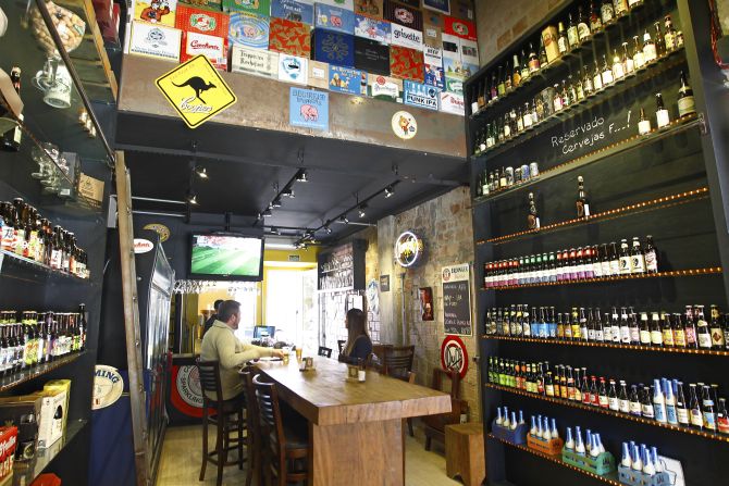 Com a mudança de perfil dos lojistas, o Templo da Cerveja deixou de ser uma loja de cerveja e se tornou um pub. Foto: Antônio More/Gazeta do Povo. Com a mudança de perfil dos lojistas, o Templo da Cerveja deixou de ser uma loja de cerveja e se tornou um pub. Foto: Antônio More/Gazeta do Povo.