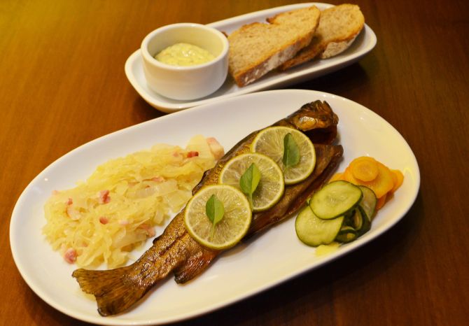 Truta defumada e assada, acompanha chucrute, molho tártaro e bauerbrot, pão típico suíço. Foto: Divulgação. Truta defumada e assada, acompanha chucrute, molho tártaro e bauerbrot, pão típico suíço. Foto: Divulgação.