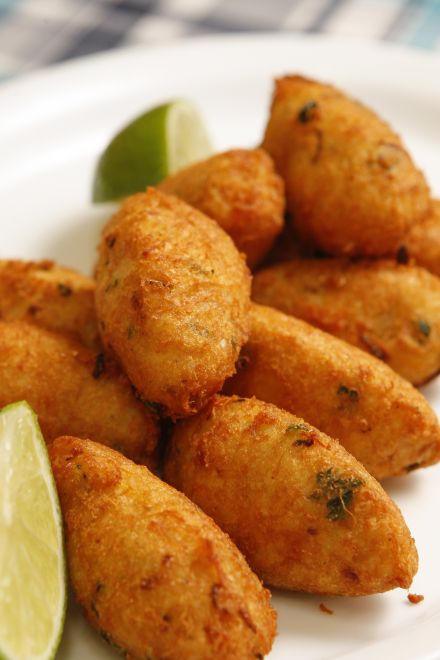 como fazer Bolinho de Bacalhau da Cantina dos Acores . Foto: Hugo Harada/ Agencia de Noticias Gazeta do Povo