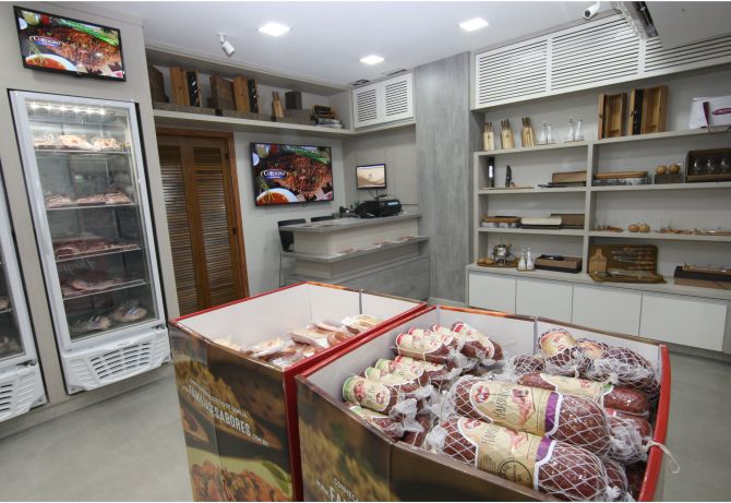 Além de carnes de cordeiro e porto, unidade vai vender embutidos da Alegra Foods. Além de carnes de cordeiro e porto, unidade vai vender embutidos da Alegra Foods.