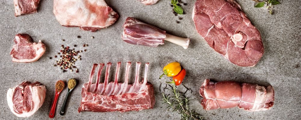 Foto para matéria de capa da revista Bom Gourmet, sobre os novos cortes da carne de cordeiro. Na foto T-Bone ( também conhecido como bisteca ou chuleta ) de cordeiro. Local: A Fábrika.