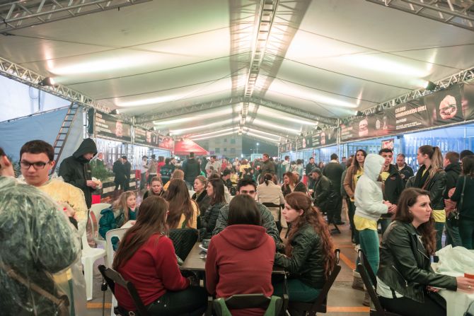Quadra Gastrô, na Arena da Baixada, estreou em setembro com a Batalha CWBurguer Fest 2016. Foto: Fernando Zequinão/Gazeta do Povo. Quadra Gastrô, na Arena da Baixada, estreou em setembro com a Batalha CWBurguer Fest 2016. Foto: Fernando Zequinão/Gazeta do Povo.