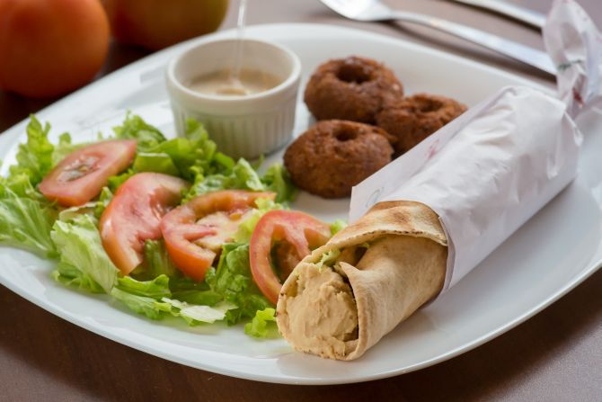 O sanduíche de falafel com hommus acompanha três unidades do bolinho de grão de bico frito (R$ 13,99). Foto: Fernando Zequinão/Gazeta do Povo. O sanduíche de falafel com hommus acompanha três unidades do bolinho de grão de bico frito (R$ 13,99). Foto: Fernando Zequinão/Gazeta do Povo.
