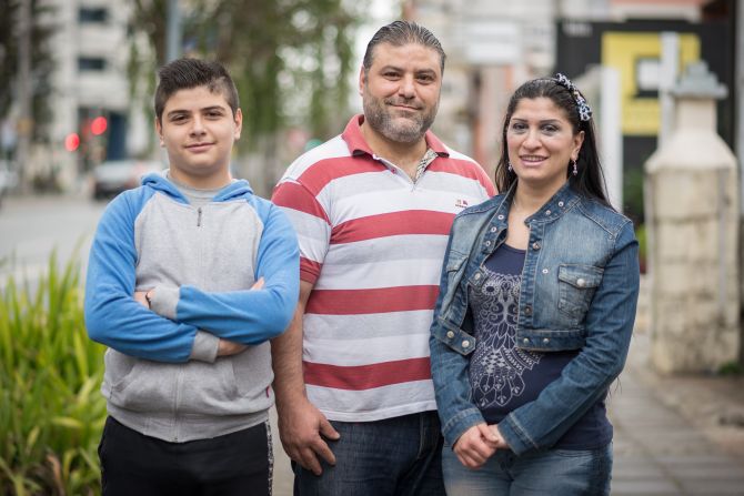 Maher Jarrah, 40, dono do Suryana, com a esposa Sherin, 36, e o filho Fadi, 12. Foto: Fernando Zequinão/Gazeta do Povo.. Maher Jarrah, 40, dono do Suryana, com a esposa Sherin, 36, e o filho Fadi, 12. Foto: Fernando Zequinão/Gazeta do Povo..
