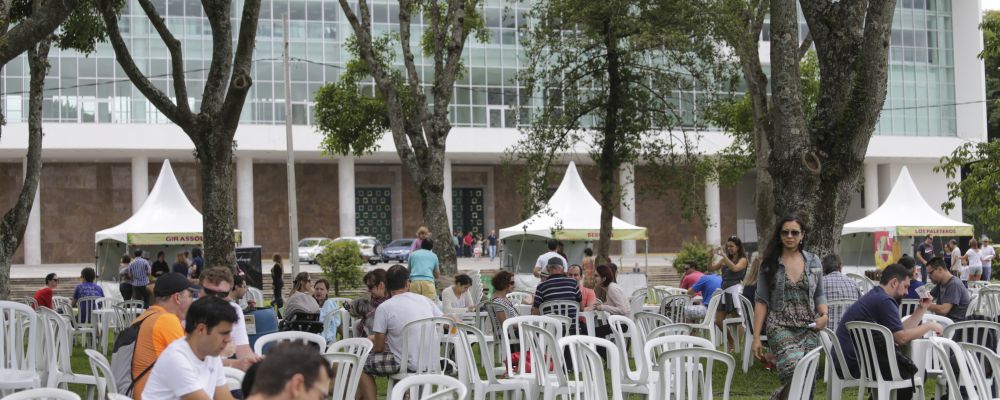 Primeira edição da Gastronomia no Palácio tem 15 estabelecimentos servindo pratos com sabores regionais em frente ao Palácio Iguaçu
