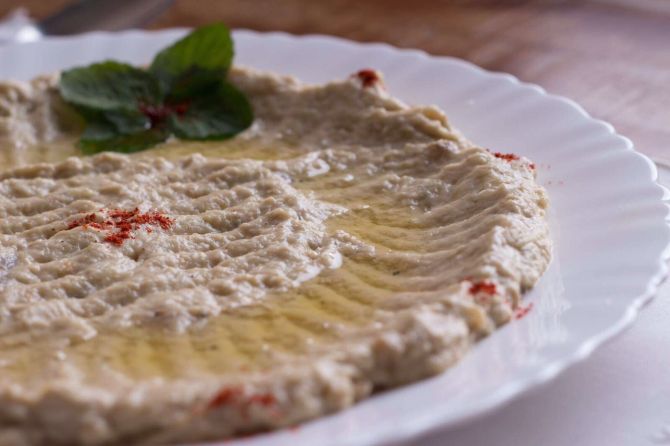 Hommus, pasta de grão de bico (R$ 15, 200 g); a casa serve também outras pastas como babaganouch (berinjela) e coalhada. Foto: Divulgação. Hommus, pasta de grão de bico (R$ 15, 200 g); a casa serve também outras pastas como babaganouch (berinjela) e coalhada. Foto: Divulgação.