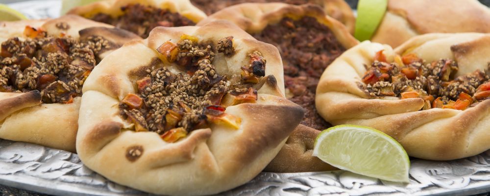 Foto do restaurante Nayme. Comida árabe. Esfiha, kibe crú, pão árabe , sílio, libanês, sobremesa, kafta.  Local: Rua Vicente Machado 1482.