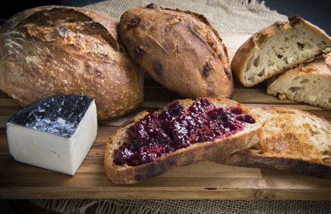 Pão com geleia da padaria orgânica Maçã. Uma fatia sai por R$ 8. Foto: Letícia Akemi/Gazeta do Povo Pão com geleia da padaria orgânica Maçã. Uma fatia sai por R$ 8. Foto: Letícia Akemi/Gazeta do Povo