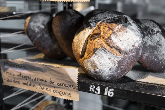 Pão marrom, com cerca de 70% de farinha integral da padaria Maçã. Foto: Letícia Akemi/Gazeta do Povo Pão marrom, com cerca de 70% de farinha integral da padaria Maçã. Foto: Letícia Akemi/Gazeta do Povo