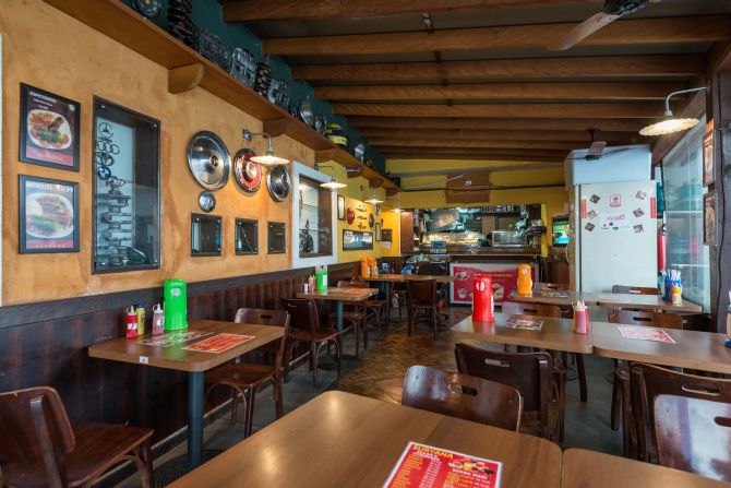 O Suryana abriu em março deste ano no Centro de Curitiba onde funcionava outro restaurante árabe, a Casa da Sfiha. Foto: Fernando Zequinão/Gazeta do Povo. O Suryana abriu em março deste ano no Centro de Curitiba onde funcionava outro restaurante árabe, a Casa da Sfiha. Foto: Fernando Zequinão/Gazeta do Povo.