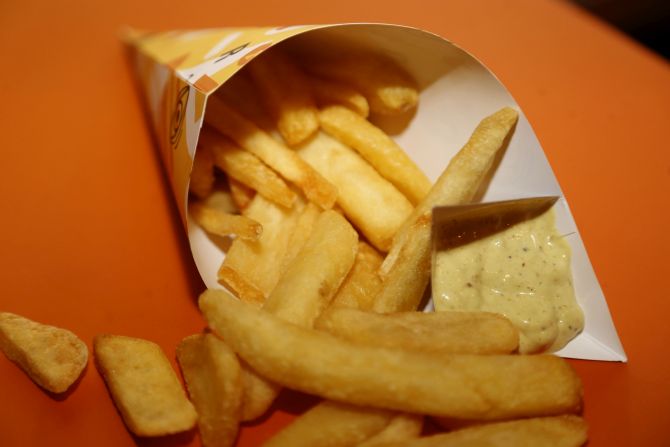 Roots, lanchonete especializada em batata frita, churros e choop, localizada no Batel Soho Roots, lanchonete especializada em batata frita, churros e choop, localizada no Batel Soho