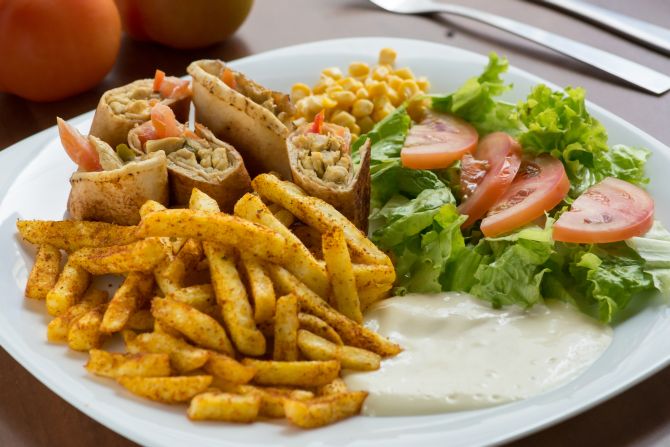 Shawarma de carne ou frango com fritas e salada. Foto: Fernando Zequinão/Gazeta do Povo. Shawarma de carne ou frango com fritas e salada. Foto: Fernando Zequinão/Gazeta do Povo.
