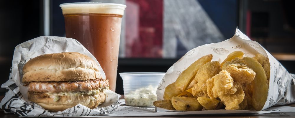 The Fish n Chips English Pub em Curitiba; peixe e batata frita no cone