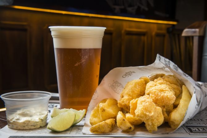 Porção de peixe frito e batata no cone é o carro-chefe do The Fish n Chips English Pub. Foto: Letícia Akemi/Gazeta do Povo. Porção de peixe frito e batata no cone é o carro-chefe do The Fish n Chips English Pub. Foto: Letícia Akemi/Gazeta do Povo.