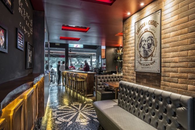The Fish n Chips English Pub se inspira nos bares de Londres. Foto: letícia Akemi/Gazeta do Povo. The Fish n Chips English Pub se inspira nos bares de Londres. Foto: letícia Akemi/Gazeta do Povo.