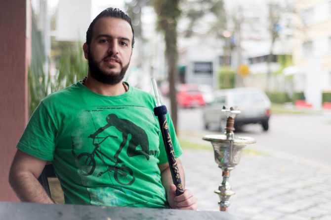 Wael Al Zaeim, 30, proprietário do restaurante Al Zaeim, chegou a Curitiba no final de 2014. Foto: Fernando Zequinão/Gazeta do Povo. Wael Al Zaeim, 30, proprietário do restaurante Al Zaeim, chegou a Curitiba no final de 2014. Foto: Fernando Zequinão/Gazeta do Povo.