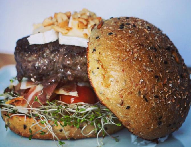 A Built Burger trabalha com sanduíches customizados pelo cliente. Dependendo das escolhas, o hambúrguer passa de R$ 29 para mais de R$ 40. Foto: Reprodução/Facebook A Built Burger trabalha com sanduíches customizados pelo cliente. Dependendo das escolhas, o hambúrguer passa de R$ 29 para mais de R$ 40. Foto: Reprodução/Facebook