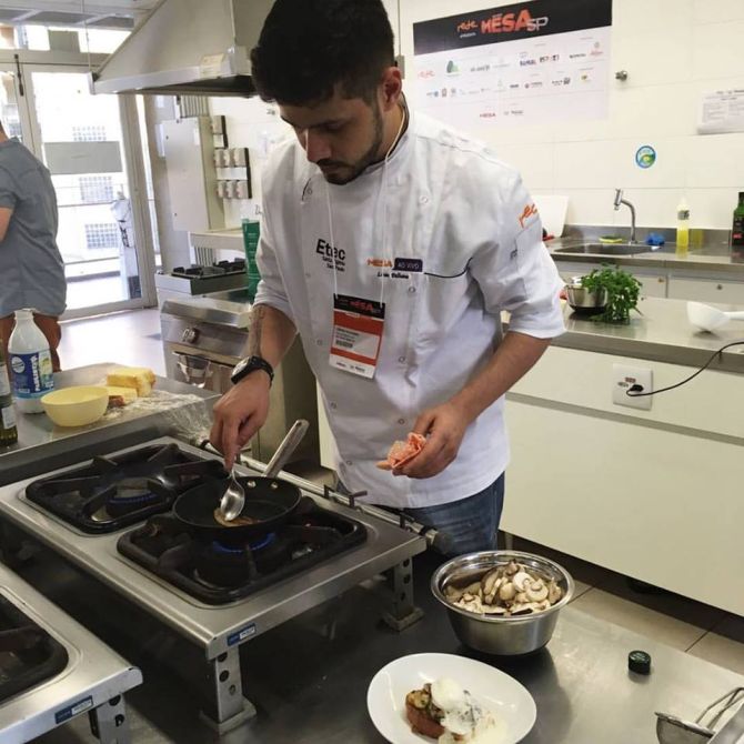 O chef Lênin Palhano, do Nômade, preparando seu prato para o Mesa ao Vivo. Foto: Reprodução/Facebook O chef Lênin Palhano, do Nômade, preparando seu prato para o Mesa ao Vivo. Foto: Reprodução/Facebook