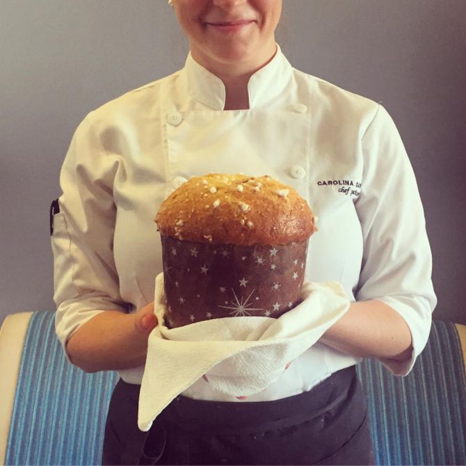 Carolina e seu panettone. A "saga" dos panettoni foi contada em seu instagram. Foto: reprodução Instagram. Carolina e seu panettone. A "saga" dos panettoni foi contada em seu instagram. Foto: reprodução Instagram.