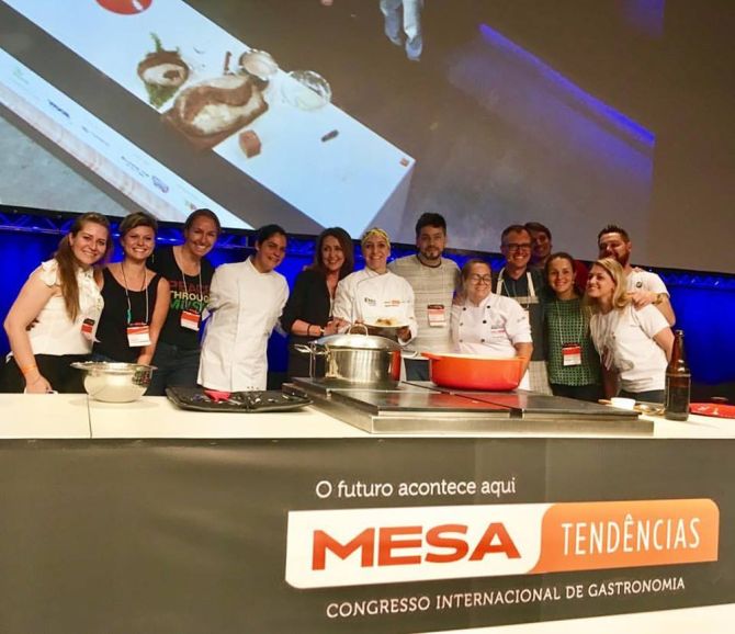 Durante sua apresentação, a chef Rosane Radecki chamou todos os chefs, produtores e profissionais envolvidos com a gastronomia do Paraná para subir ao palco. Foto: Reprodução/Facebook Durante sua apresentação, a chef Rosane Radecki chamou todos os chefs, produtores e profissionais envolvidos com a gastronomia do Paraná para subir ao palco. Foto: Reprodução/Facebook