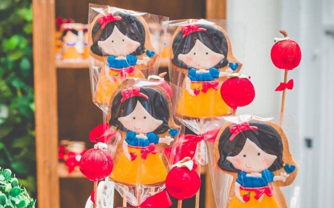 Cookie designer Simone Fruet faz bolachas decoradas no palito sob encomenda. Foto: Fernanda Moraes/Divulgação