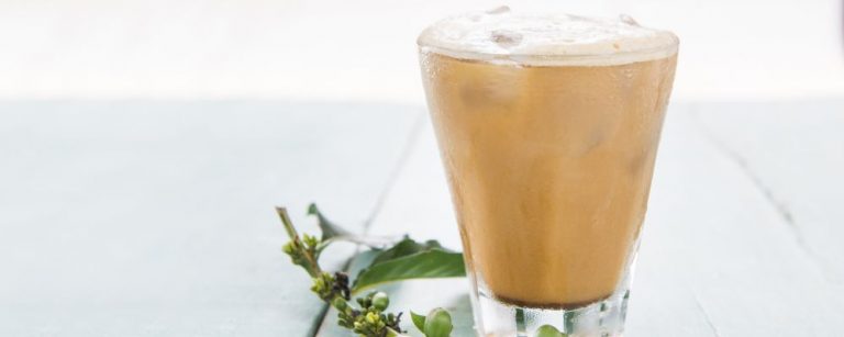 Foto para revista Bom Gourmet. Passo a passo de uma bebida com cold brew. No caso café gelado que pode ser acompanhado de leite. Local: A Fábrika.