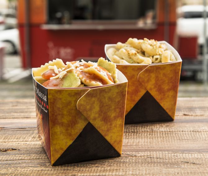 Massa caseira com molho à escolha do cliente (R$ 10) servida no food truck da Mulher Massa em frente à Igreja do Cabral; o caminhão de comida é o único autorizado pela Prefeitura a estacionar em locais públicos de Curitiba. Massa caseira com molho à escolha do cliente (R$ 10) servida no food truck da Mulher Massa em frente à Igreja do Cabral; o caminhão de comida é o único autorizado pela Prefeitura a estacionar em locais públicos de Curitiba.