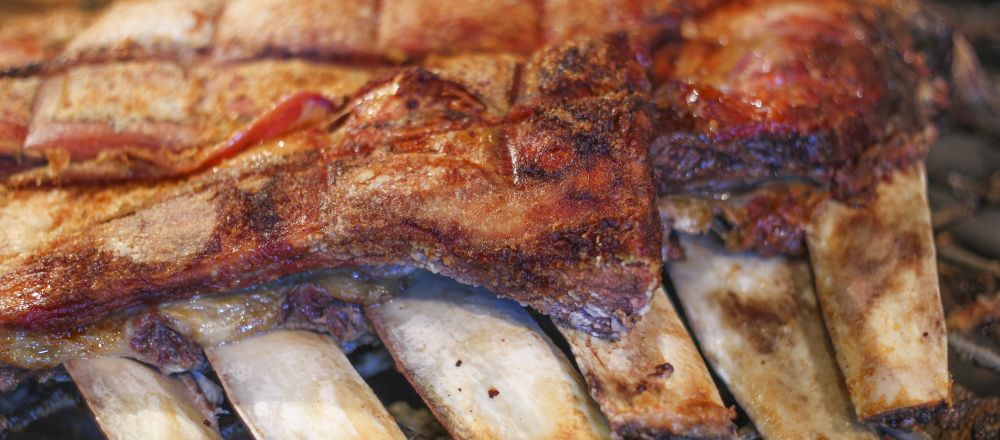 Fotos de ambiente e costela do Nyck costela no rolete do Bigorrilho. Foto: Daniel Castellano / Gazeta do Povo.