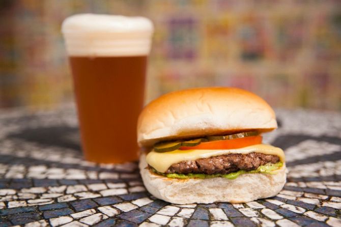 O sanduíche do Barateza Bar sai por R$ 8 e tem três opções de hambúrguer, todos feitos na casa. Foto: Juan Azevedo/Divulgação O sanduíche do Barateza Bar sai por R$ 8 e tem três opções de hambúrguer, todos feitos na casa. Foto: Juan Azevedo/Divulgação