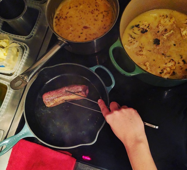 Durante a semana, os jornalistas e chefs fizeram mistério nas redes sociais sobre quem assumiria os restaurantes. Foto: Joshua David Stein/Reprodução Durante a semana, os jornalistas e chefs fizeram mistério nas redes sociais sobre quem assumiria os restaurantes. Foto: Joshua David Stein/Reprodução