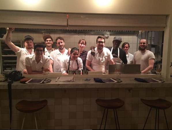 Manu Buffara (ao centro) e os cozinheiros do Luksus. Foto: Reprodução/Instagram Manu Buffara (ao centro) e os cozinheiros do Luksus. Foto: Reprodução/Instagram